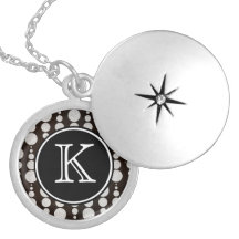 Cercle argenté décoré d'un monogramme collier