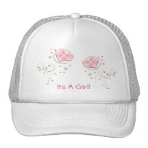 C'est un chapeau rose à motifs de losanges de remo casquettes