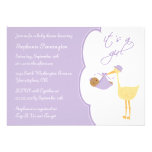 C'est une invitation pourpre de baby shower de cig