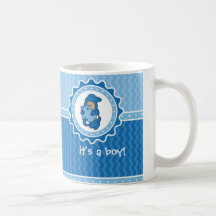 C'est une tasse de faire-part de naissance de garç