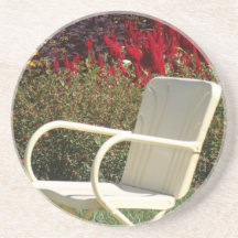 Chaise dans le jardin d'été dessous de verre