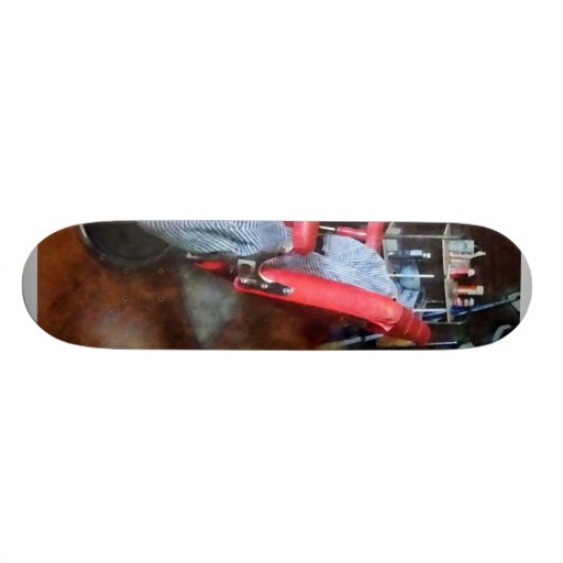 Chaise de coiffeur rouge planches à roulettes customisées