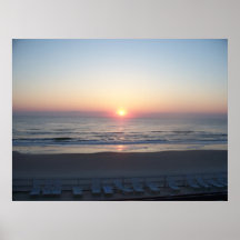 CHAISES DE PLAGE SOUS UN ENSEMBLE DU SOLEIL D'OCÉA POSTERS