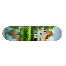 Chambre suburbaine avec la réflexion plateaux de skateboards