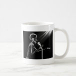 CHANT SQUELETTIQUE DE RAYON X SUR RÉTRO MIC - B&W TASSE