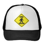 Chapeau allé de panneau d'avertissement de Squatch Casquettes De Camionneur