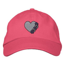 Chapeau brodé par coeur pourpre de fleur