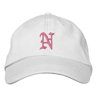 Chapeau brodé par monogramme de la lettre N Chapeau brodé par monogramme de la lettre N