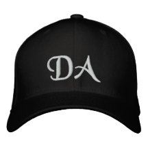 CHAPEAUX DÉCORÉS D'UN MONOGRAMME CASQUETTE BRODÉE