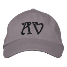CHAPEAUX DÉCORÉS D'UN MONOGRAMME CASQUETTE BRODÉE