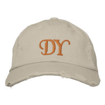 CHAPEAUX DÉCORÉS D'UN MONOGRAMME CASQUETTE BRODÉE