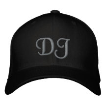 CHAPEAUX DÉCORÉS D'UN MONOGRAMME CHAPEAU BRODÉ