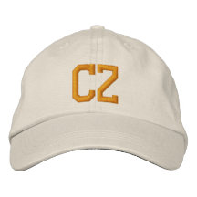 CHAPEAUX DÉCORÉS D'UN MONOGRAMME CHAPEAU BRODÉ