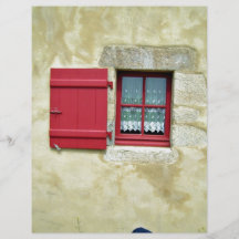 Châssis de fenêtre rouge vibrant dans un mur jaune tract