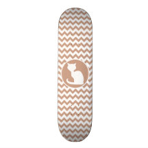 Chat blanc ; Brown Chevron Skateboards Customisés