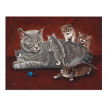 Chat de maman avec la carte postale de chatons