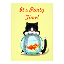 Chat de smoking avec l'invitation de poissons
