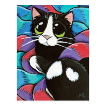 Chat de smoking se reposant sur la carte postale d