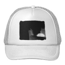 Chat de sommeil sur le sofa - négatif de B&W Casquettes De Camionneur