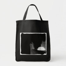 Chat de sommeil sur le sofa - négatif de B&W Sacs De Toile