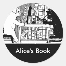 Chat et chien dans la bibliothèque autocollant rond
