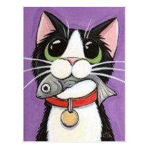 Chat mignon mangeant une carte postale de poissons