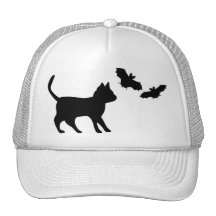 Chat noir avec la chauve-souris casquette de camionneur