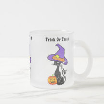 Chat noir de des bonbons ou un sort tasse à café
