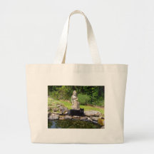 Chat noir sous la statue dans le jardin vert sac fourre-tout
