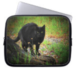 Chat noir sur le bois de flottage trousse pour ordinateur portable