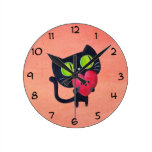 Chat romantique étreignant le coeur mignon rouge