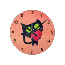 Chat romantique étreignant le coeur mignon rouge