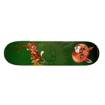 Chat sur la planche à roulettes de membre d'A