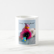 Chat Tasse-Drôle se cachant dans des jouets bourré