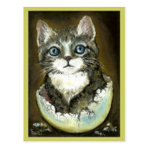 Chaton dans une carte postale de coquille d'oeuf
