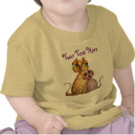 Chatons dans le T-shirt de nourrisson d'amour