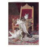 Chats jouant sur le cru rouge de chaise de velours cartes de vœux