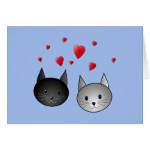Chats noirs et gris mignons, avec des coeurs carte de vœux