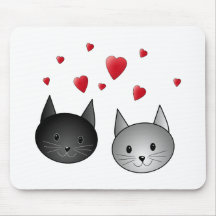 Chats noirs et gris mignons, avec des coeurs tapis de souris