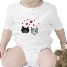 Chats noirs et gris mignons, avec des coeurs t-shirt