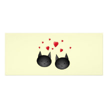 Chats noirs mignons avec des coeurs, sur la crème invitations