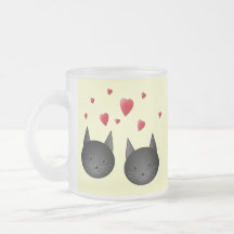 Chats noirs mignons avec des coeurs, sur la crème tasse