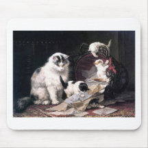 Chats vilains de chatons jouant avec le panier ado tapis de souris