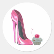 Chaussure et petit gâteau stylets roses adhésif rond