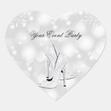 Chaussures blanches de talon haut d'argent de coeu