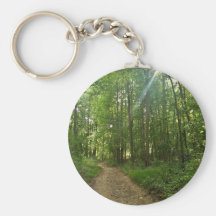Chemin allumé dans la forêt porte-clé