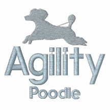 Chemise de douille brodée par caniche d'agilité lo