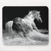 Cheval noir et blanc dans l'action tapis de souris