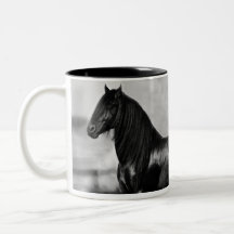 Cheval noir frison fier d'étalon tasse