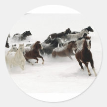 Chevaux dans la neige autocollants ronds